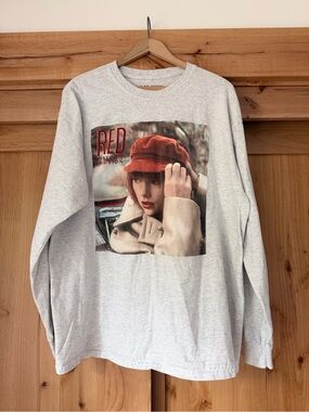 Taylor Swift 'Red TV’ Graphic Long Sleeve Tee